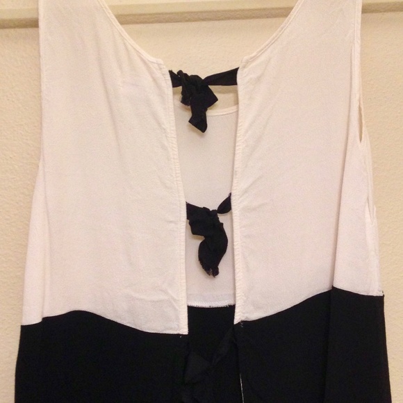 COOPERATIVE Black & White Color Block Crop Top - Picture 2 of 5